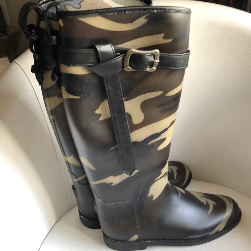 Camouflage rain boots